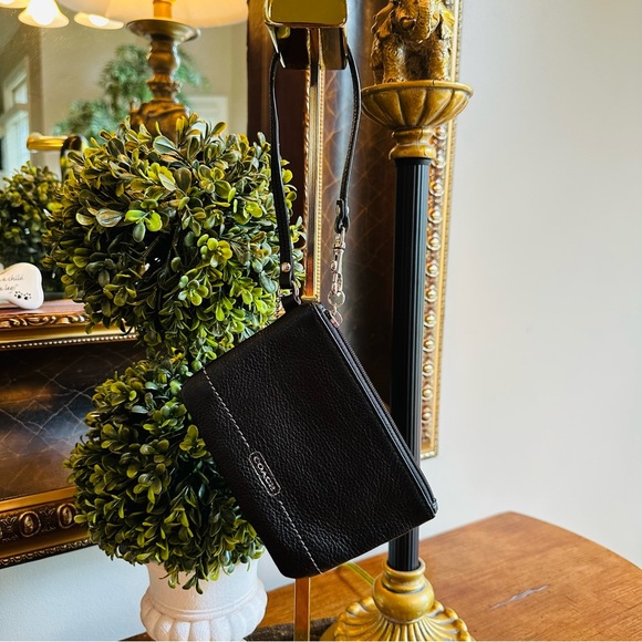 COACH BLACK LEATHER WRISTLET CLUTCH PRELOVED 4.5โH - 6โW - 1/4โD GREAT TOP ZIP - Picture 3 of 8